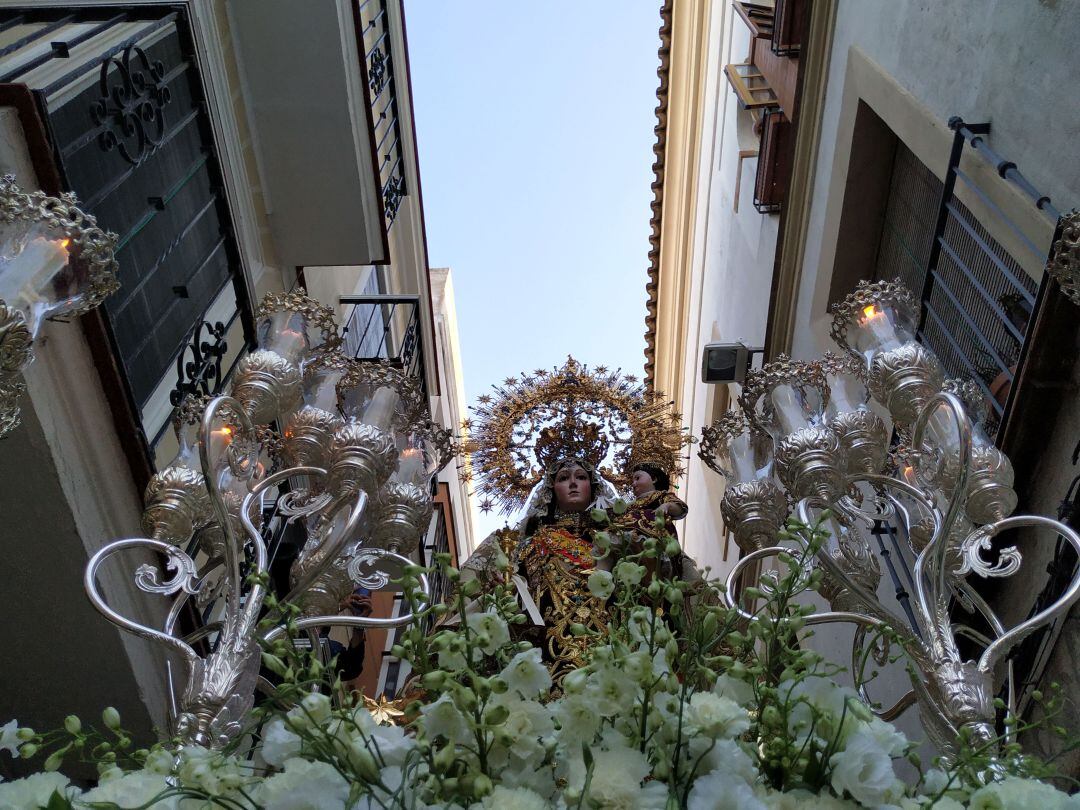 Virgen del Carmen al paso por la calle Tornería