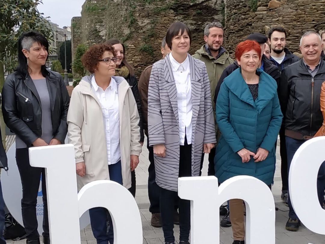 Ana Pontón posa con su equipo