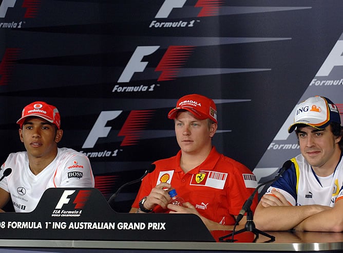 Raikkonen, junto a Hamilton y Fernando Alonso durante una rueda de prensa