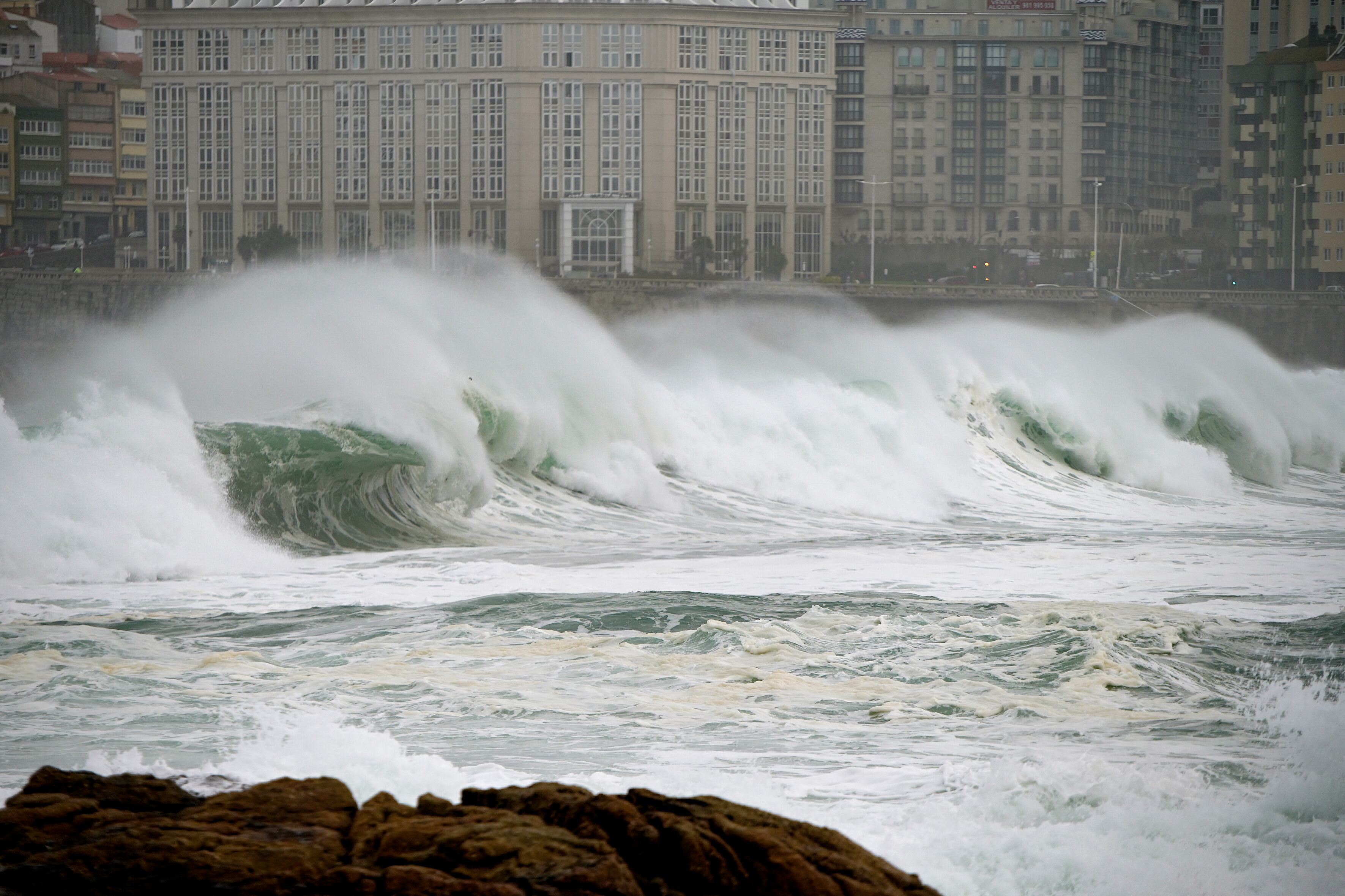 Fuertes olas en el litoral de A Coruña (Photo By M. Dylan/Europa Press via Getty Images)