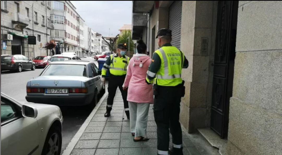 Agentes del Destacamento de Tráfico de Verín se desplazaron al domicilio de la mujer con la finalidad de poner a disposición judicial a la misma