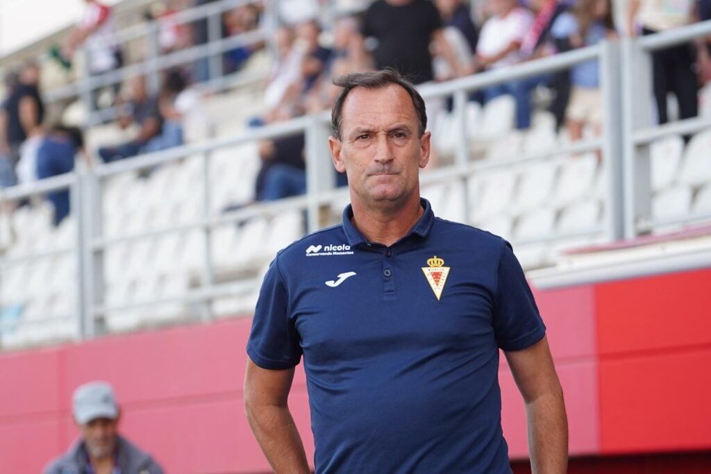 Joseba Etxeberria, técnico del Real Murcia, en el Nuevo Mirador de Algeciras.
