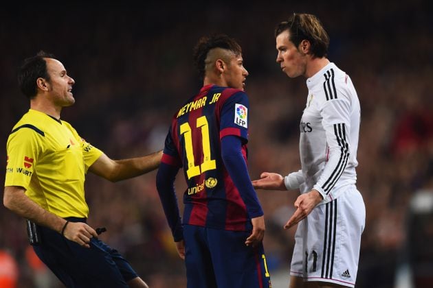 Neymar Junior y Gareth Bale discuten en un Clásico