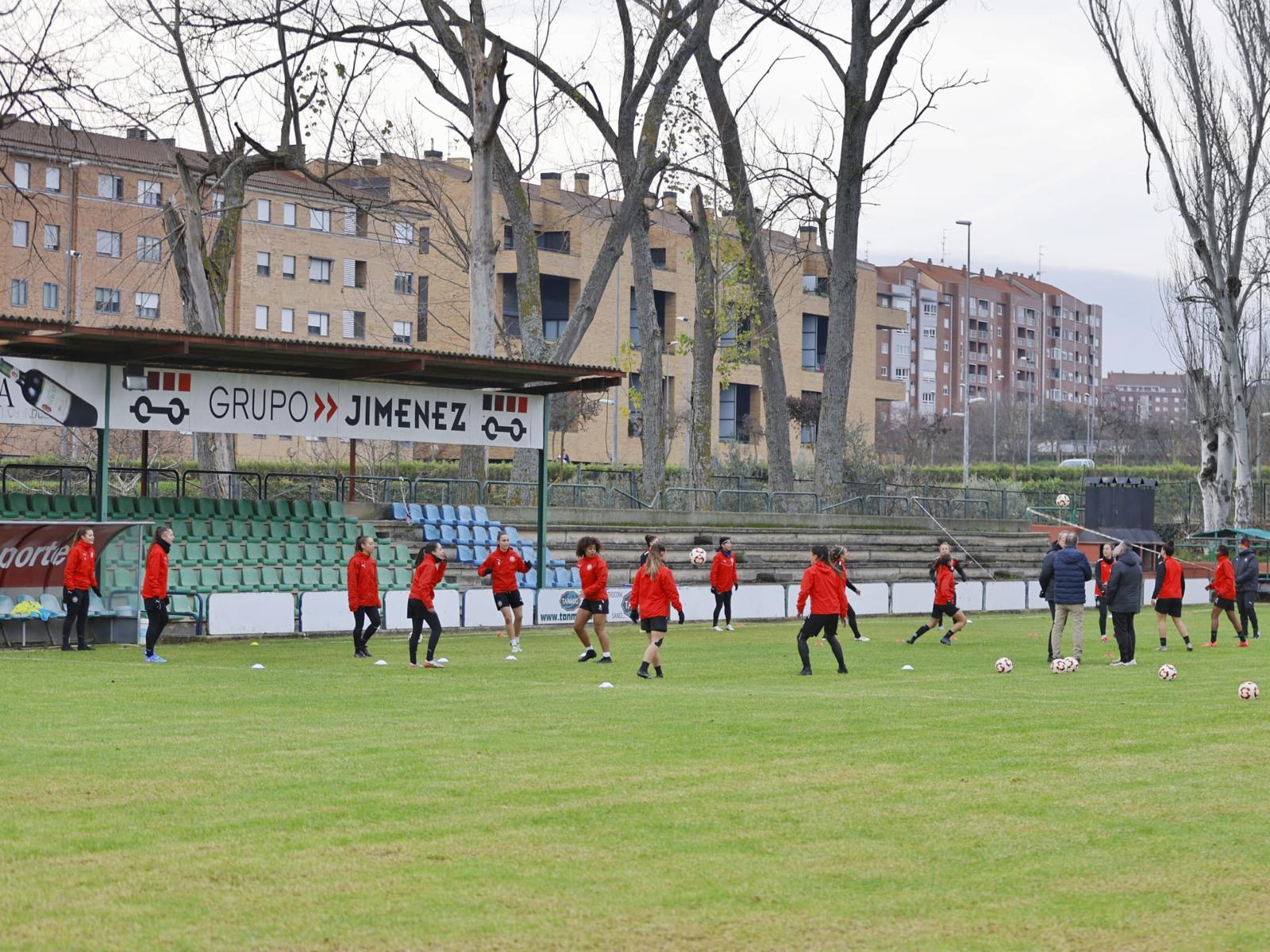 El equipo riojano ha realizado el primer entrenamiento en el complejo deportivo tras su reciente adquisición | Dux Logroño