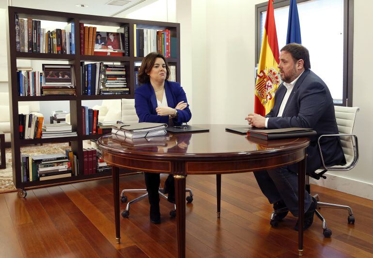 Imagen de archivo de la anterior reunión de Sáenz de Santamaría y Oriol Junqueras