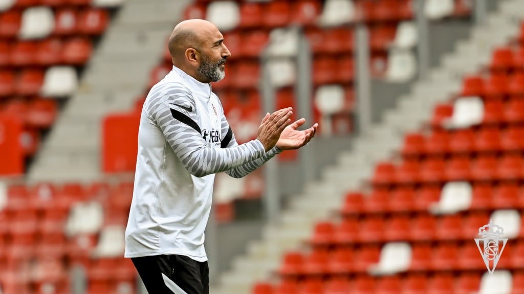 Abelardo Fernández dirige un entrenamiento del Sporting en El Molinón.