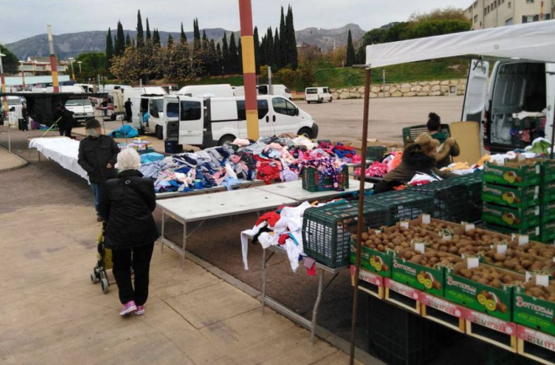 Varias personas pasean por el mercadillo instalado en el recinto ferial.