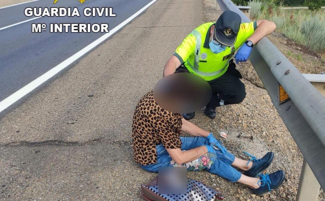 La mujer permaneció tirada en el arcen varios minutos sin que nadie le auxiliase 