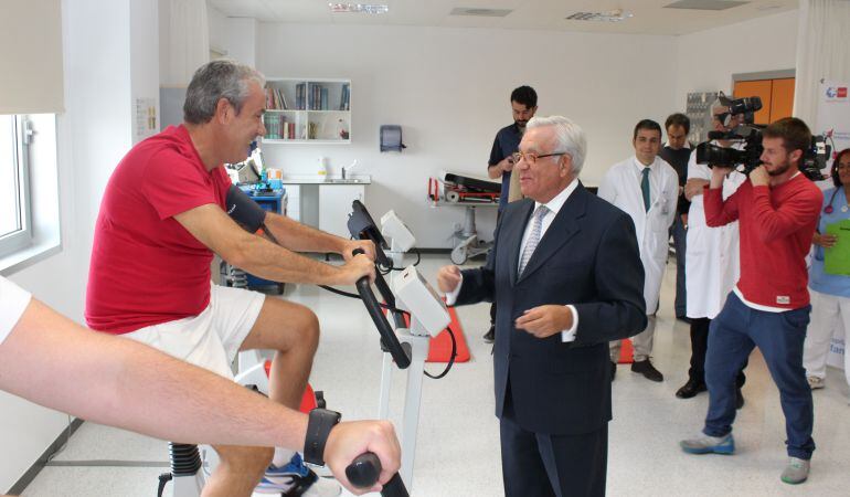 El consejero ha charlado con alguno de los pacientes de la nueva unidad de rehabilitación cardiológica