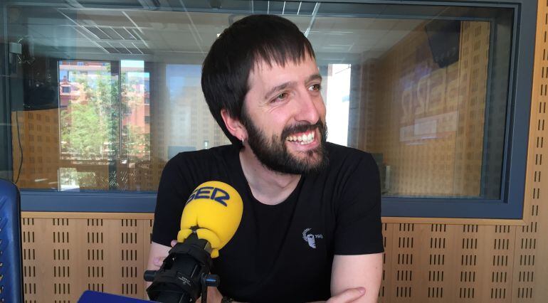 El candidato de Unidos Podemos, Juan Manuel del Olmo, en los estudios de Radio Valladolid