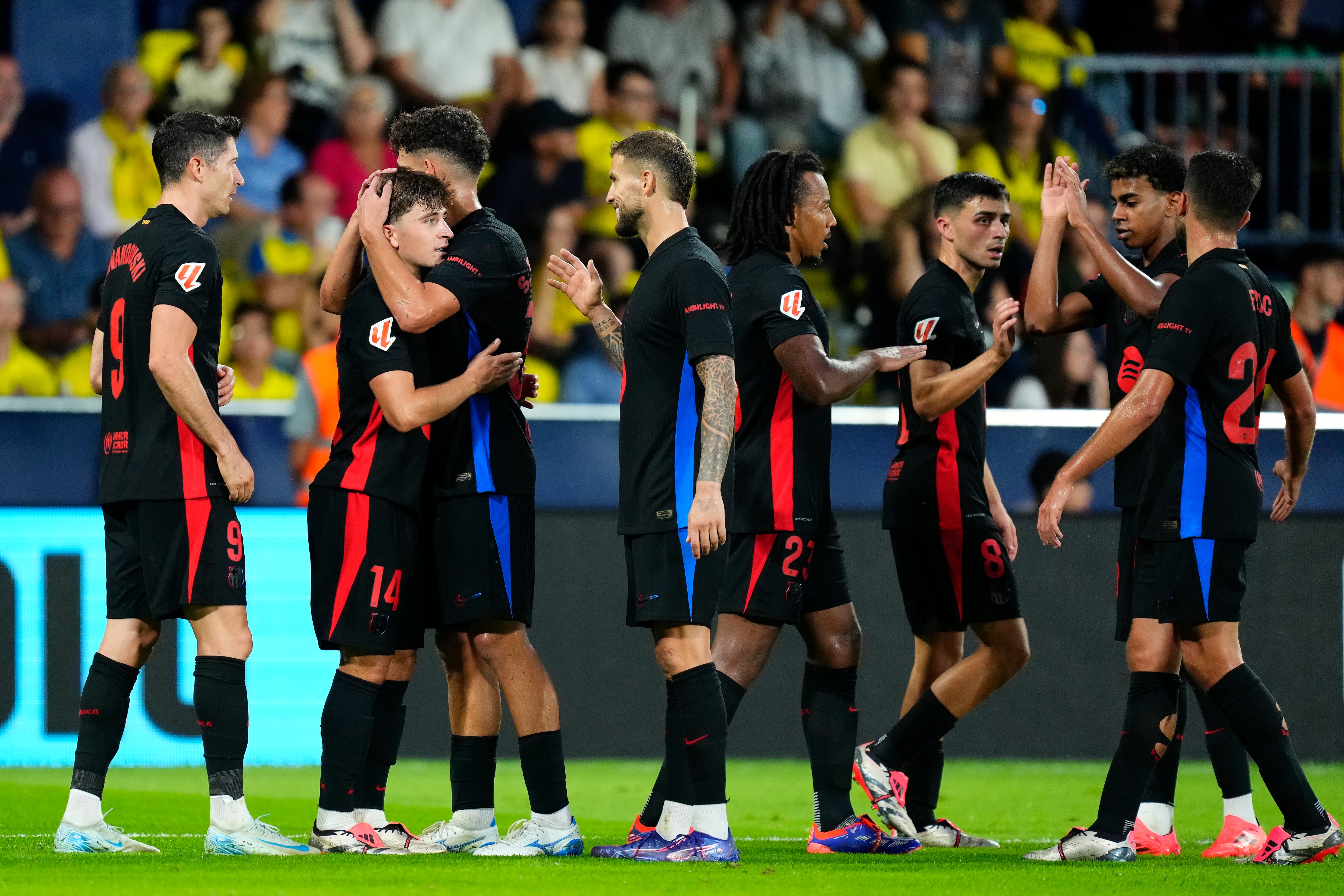 Los jugadores del Barça celebran el gol de Pablo Torre