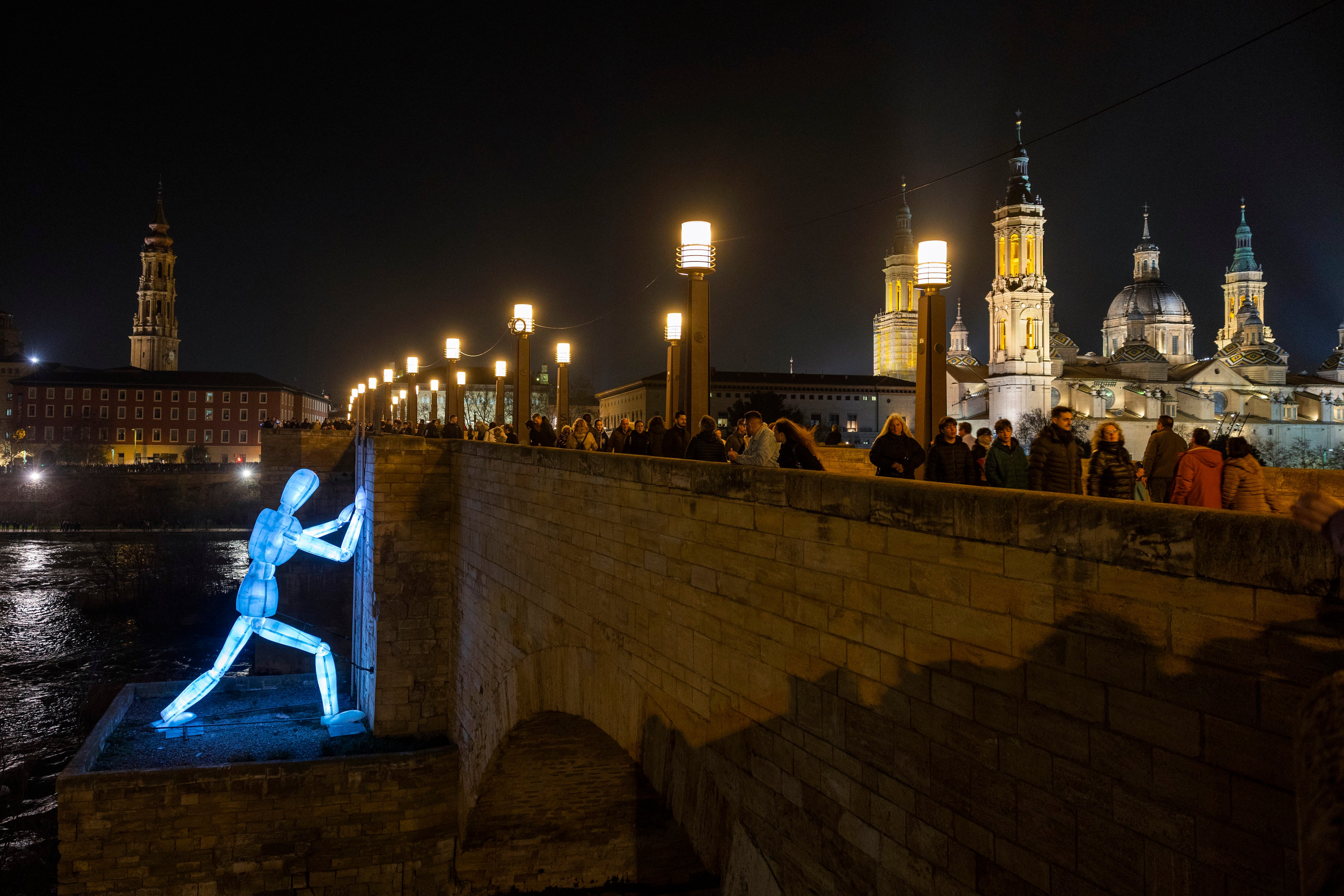 ZARAGOZA, 21/02/2025.- Una de las instalaciones del festival Zaragoza Luce 2025, que se celebra entre el 21 y el 23 de febrero y en el que se podrán contemplar siete instalaciones artísticas lumínicas por varios lugares del Casco Histórico de la ciudad. EFE/Javier Cebollada
