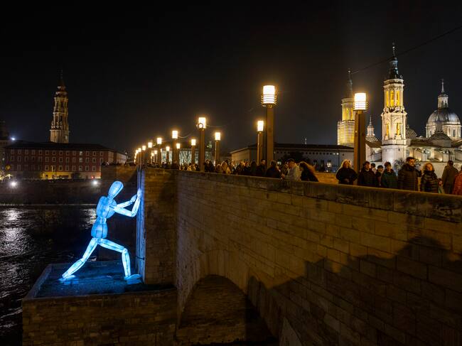 ZARAGOZA, 21/02/2025.- Una de las instalaciones del festival Zaragoza Luce 2025, que se celebra entre el 21 y el 23 de febrero y en el que se podrán contemplar siete instalaciones artísticas lumínicas por varios lugares del Casco Histórico de la ciudad. EFE/Javier Cebollada