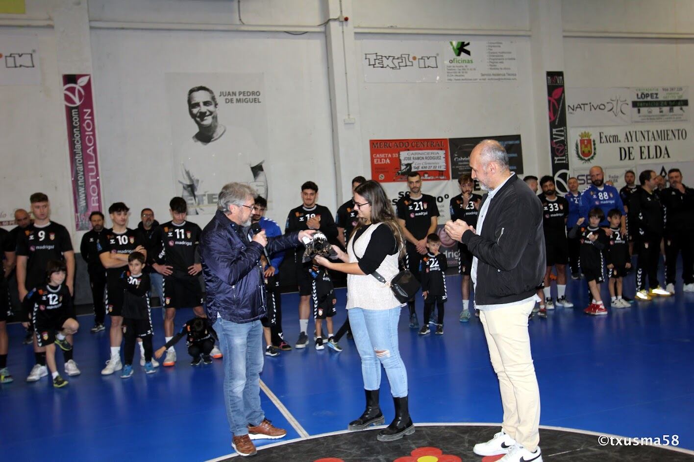 La edil de Deportes de Elda, María Gisbert recibió una camiseta del club