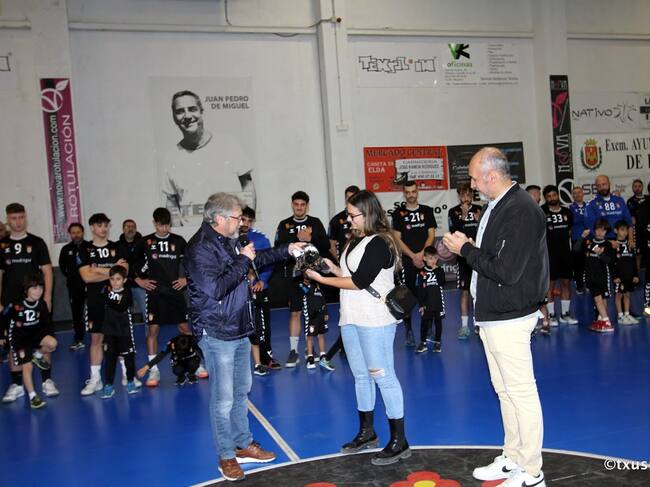 La edil de Deportes de Elda, María Gisbert recibió una camiseta del club