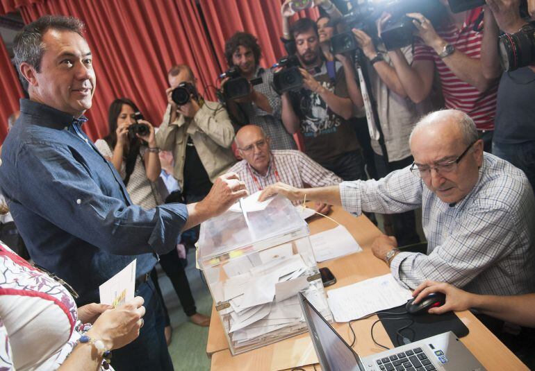 GRA398. SEVILLA, 24/05/2015.- El candidato socialista a la Alcaldía de Sevilla, Juan Espadas (i), hace declaraciones a la prensa tras haber depositado su voto en el CEIP Calvo Sotelo de Sevilla. EFE/Raúl Caro