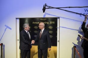 El presidente de la República Federal de Alemania, Joachim Gauck, y el fundador y presidente ejecutivo del Foro Económico Mundial, Klaus Schwab, posan para la prensa durante la 46º edición del Foro Económico Mundial