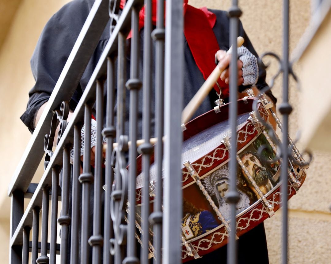 Un hombre toca el tambor durante la Tamborada de Miércoles Santo, a 31 de marzo de 2021, en el municipio de Hellín, Albacete