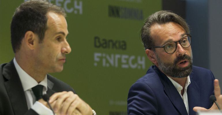 El director corporativo de Estrategia e Innovación Tecnológica de Bankia, Ignacio Cea (izqda), y el primer ejecutivo de InnSomnia, Francisco Estevan, durante la presetación de Bankia Fintech by InnSomnia.