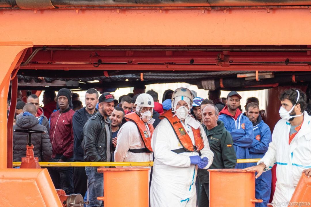 Nueve de los 70 inmigrantes llegados a la Región se fugan del Puerto de Cartagena