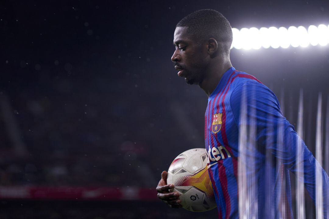 Dembélé coge el balón durante un partido con el Barça