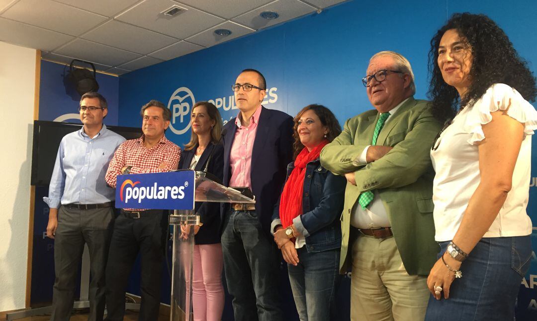 Manuel Bonilla, rodeado de otros concejales del PP