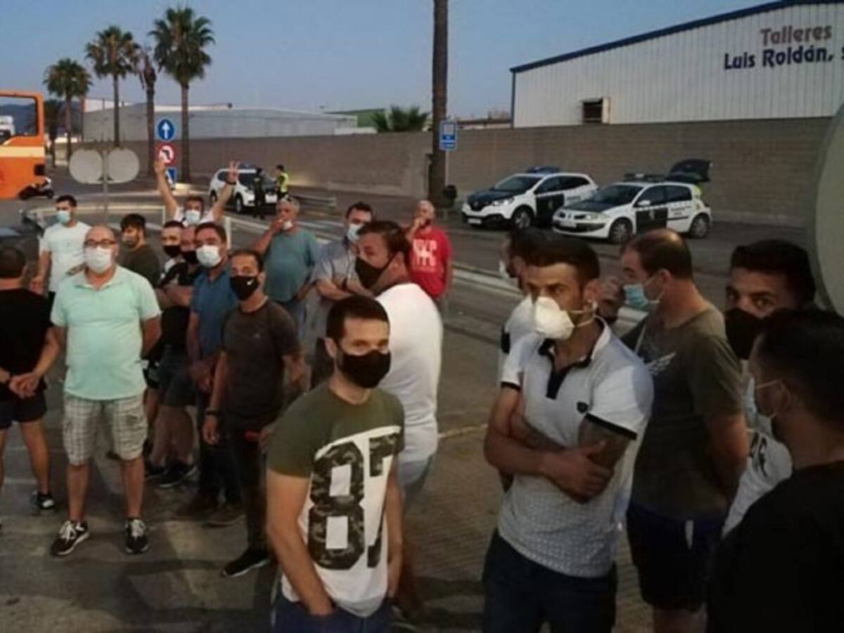 Los trabajadores de Phoenix reclaman la readmisión de sus compañeros por las calles de Los Barrios