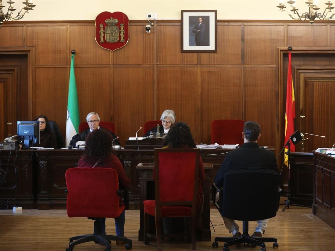 Los tres acusados ante el tribunal de la Audiencia Provincial de Sevilla