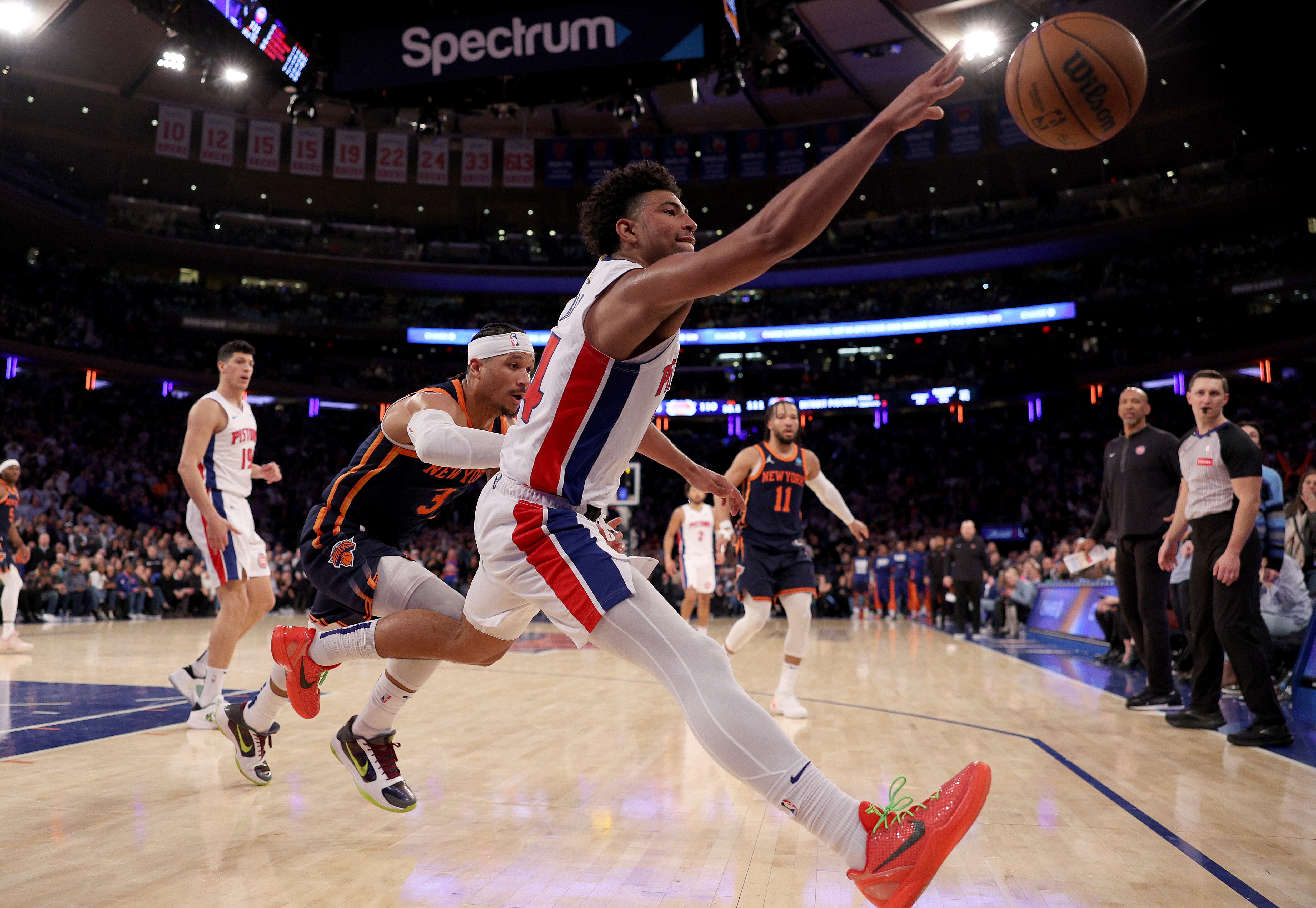 Quentin Grimes, de los Detroit Pistons, lucha con Josh Hart, de los New York Knicks