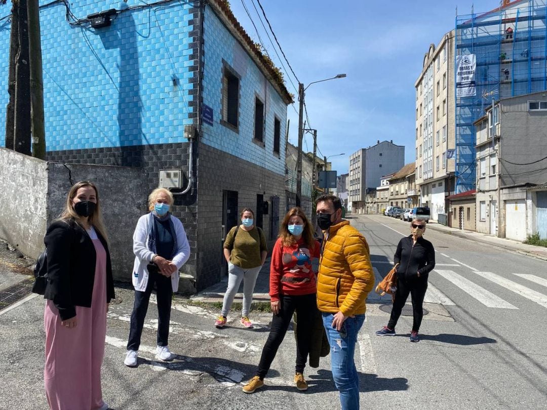 Vecinos de Estribela en el lugar del accidente mortal, denunciando el abandono en el que se encuentra la carretera vieja entre Pontevedra y Marín