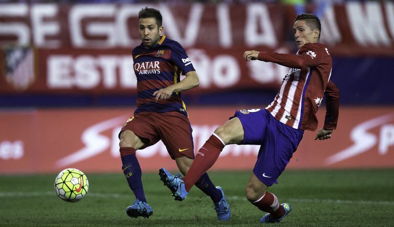 Fernando Torres, con Jordi Alba en un choque entre el Atlético y el Barcelona.