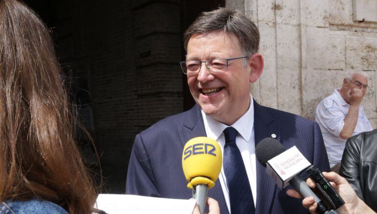 El president Ximo Puig, atendiendo a los medios durante la celebración del Corpus Christi en Valencia