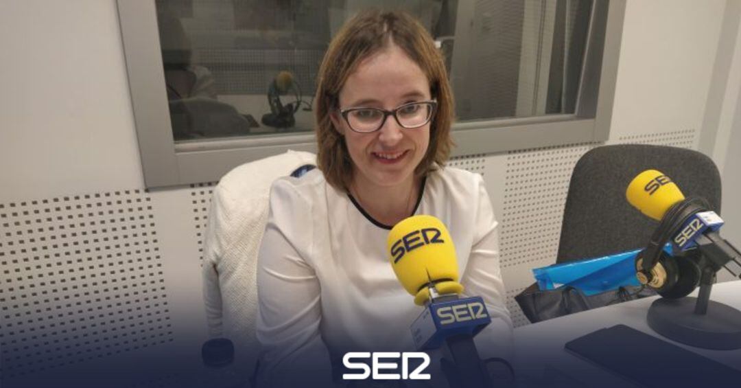 Leire Zubitur, gerente de la Mancomunidad en una de las entrevistas realizada en los estudios de Radio Irun. 