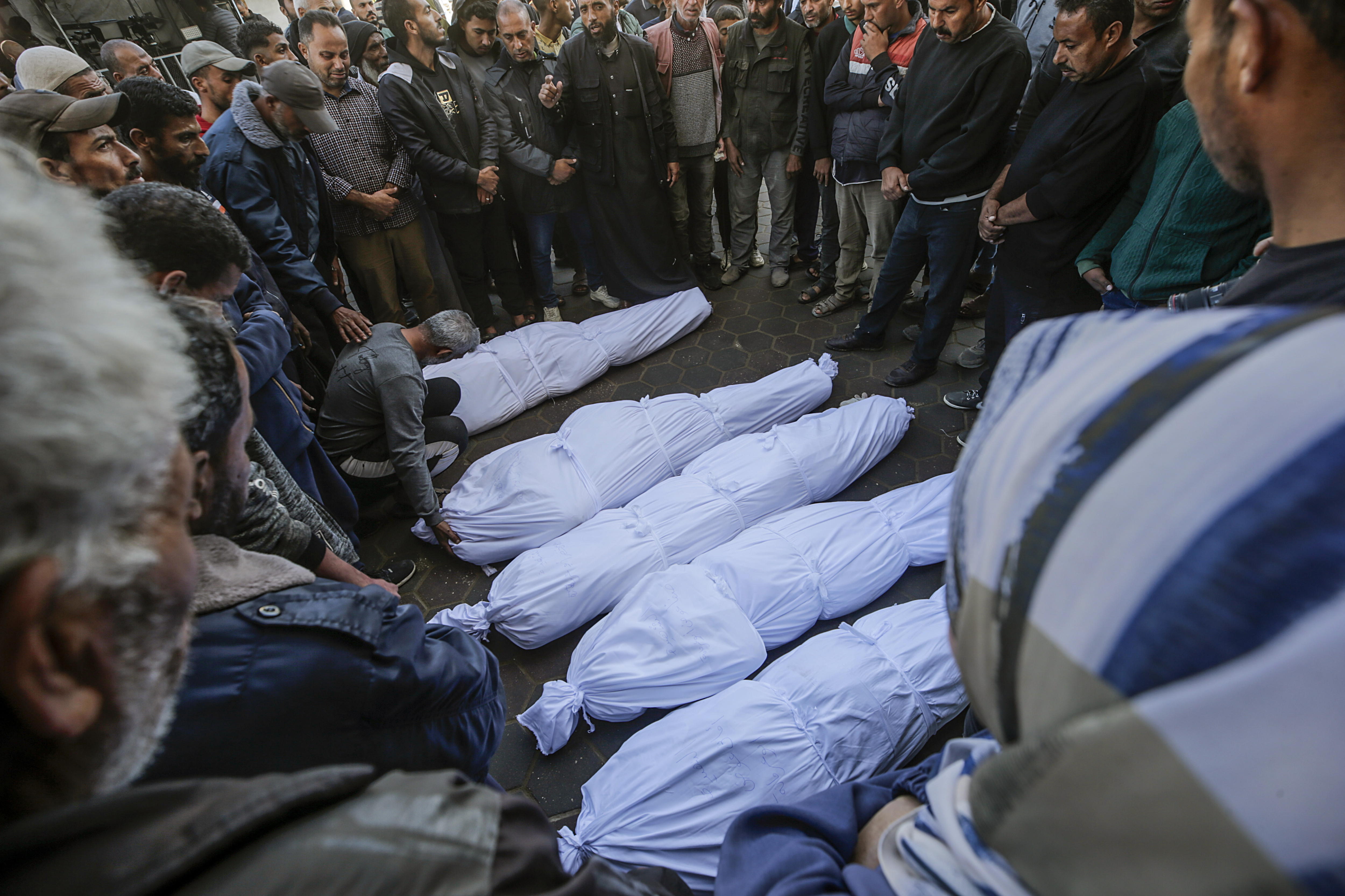 Funerales por las víctimas mortales en Gaza. EFE/EPA/MOHAMMED SABER