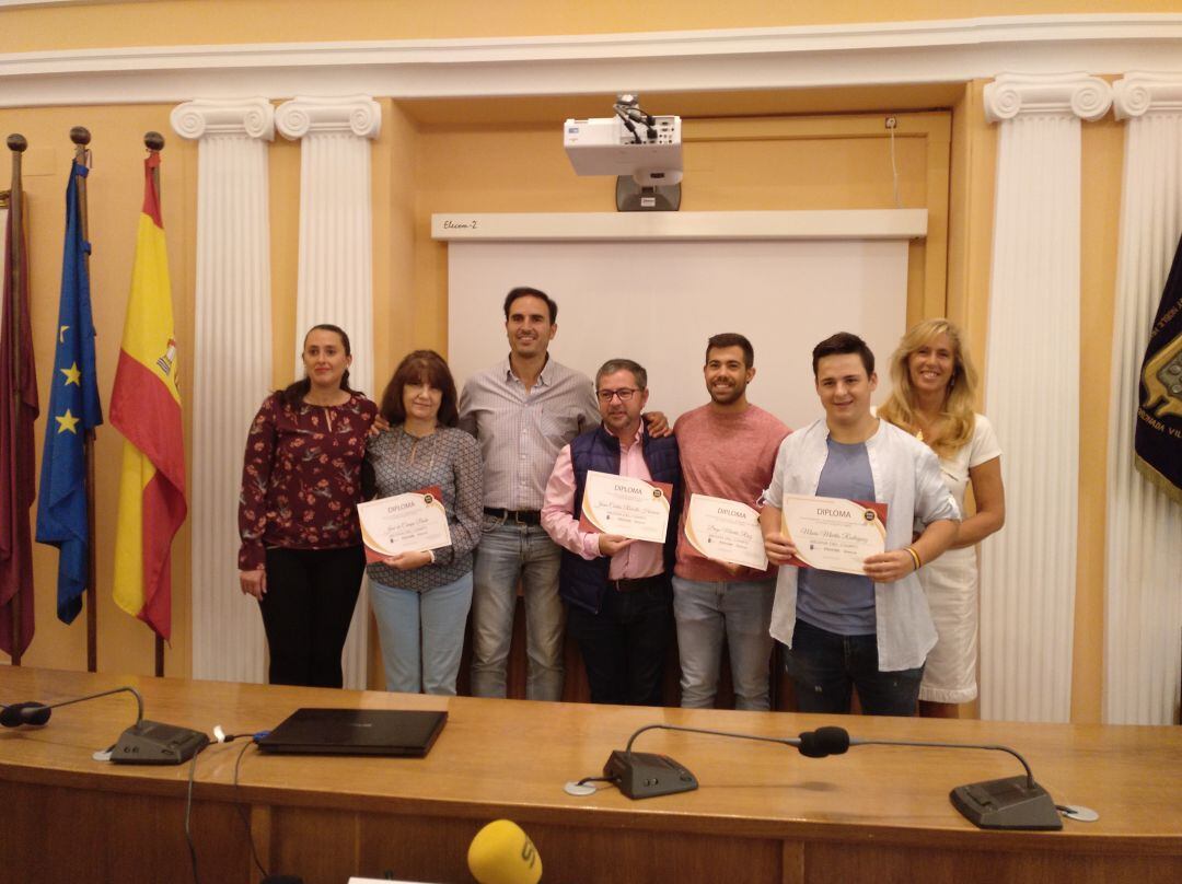 Fotografía de familia de los premiados por el Rally Fotográfico Digital con concejalas y alcalde de Medina