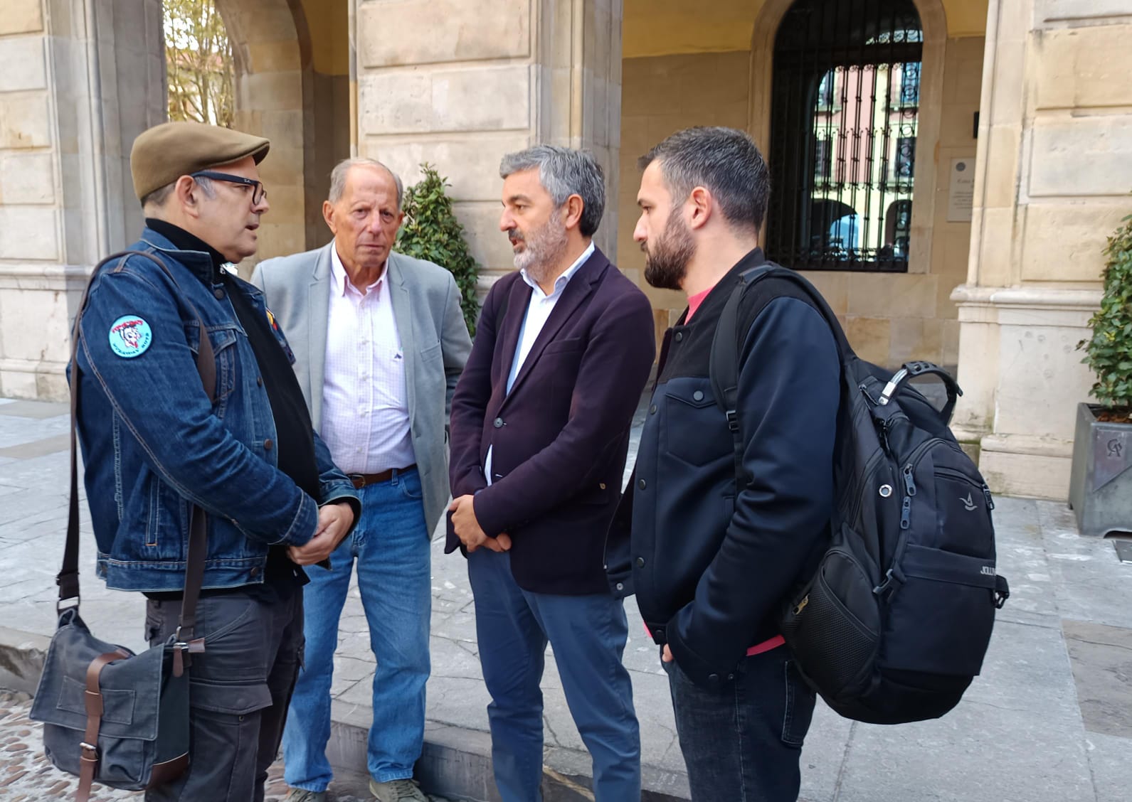 En el centro de la imagen, el consejero de Fomento del Principado, Alejandro Calvo, junto al presidente de la asociación de vecinos La Calzada, Carlos Arias.