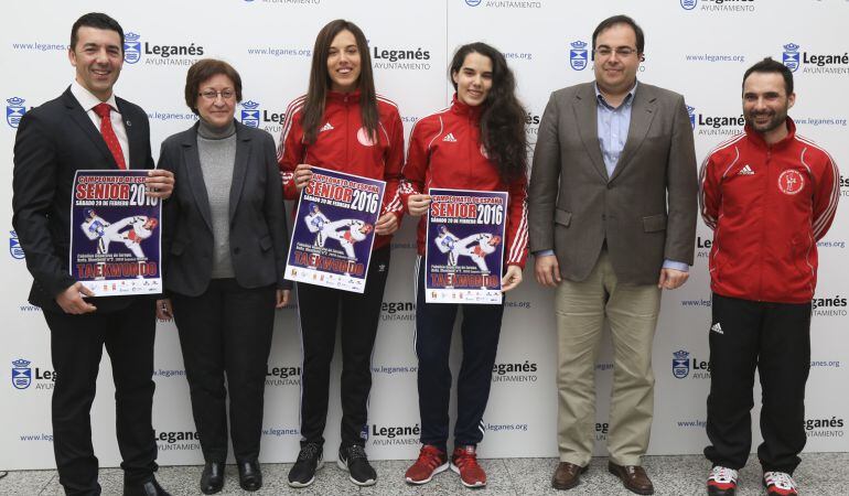 De izquierda a derecha, Santiago Maroño (presidente de la Federación madrileña de taekwondo), la concejala Elena Ayllón, Eva Calvo, Marta Calvo, el alcalde Santiago Llorente y José María Martín ‘Xixo’, presidente del club ‘Sánchez Élez Sanabria’