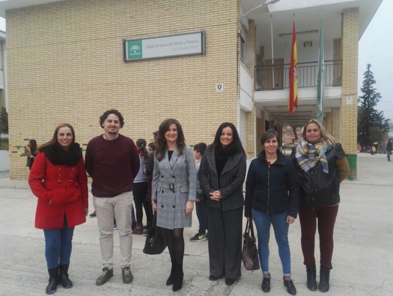 La delegada con representantes del centro, la coordinadora de voluntariado y la teniente de alcalde del ayuntamiento de Villacarrillo