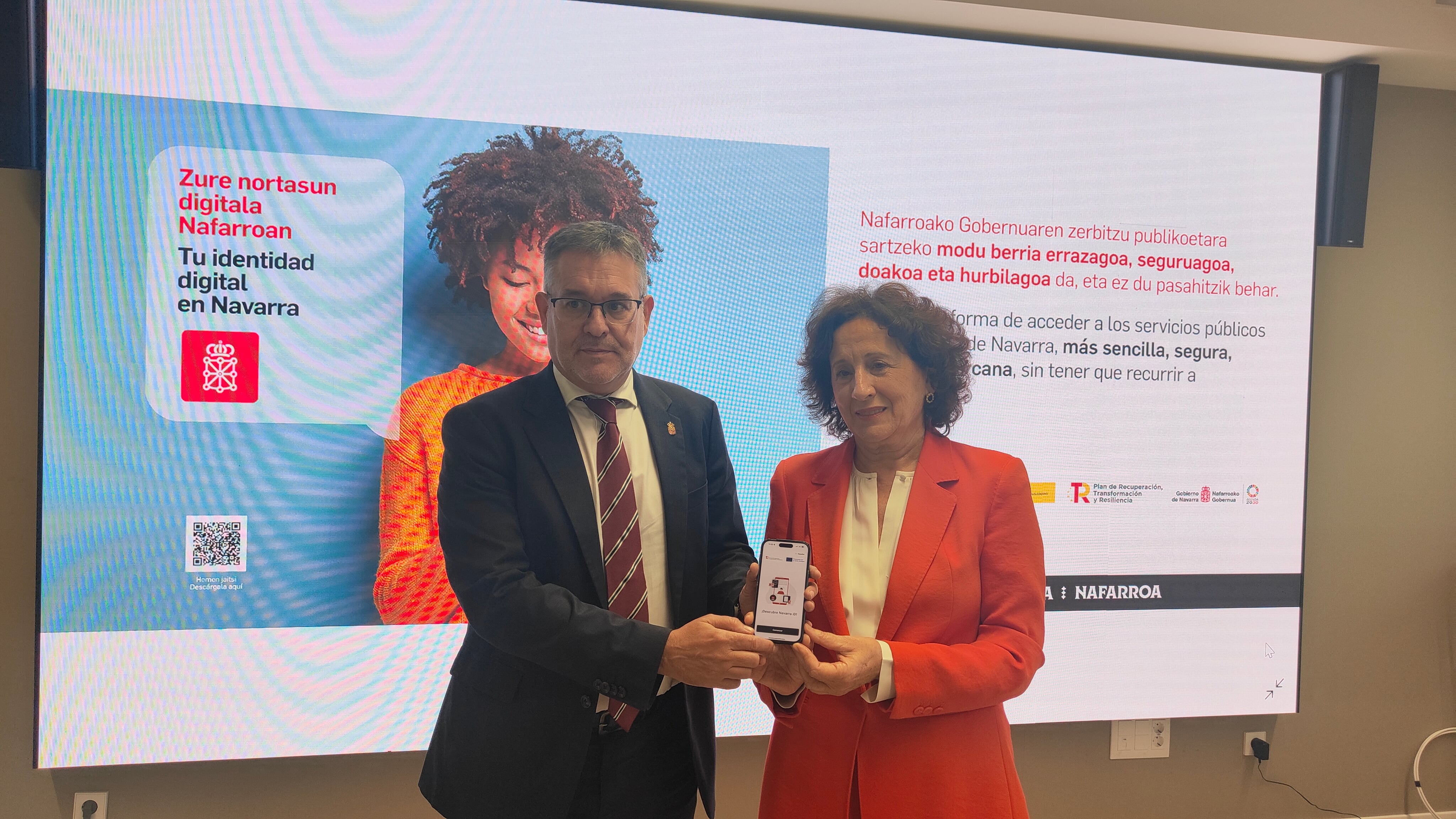 Juan Luis García y Carmen Maeztu en la presentación de la aplicación &quot;Navarra ID&quot;