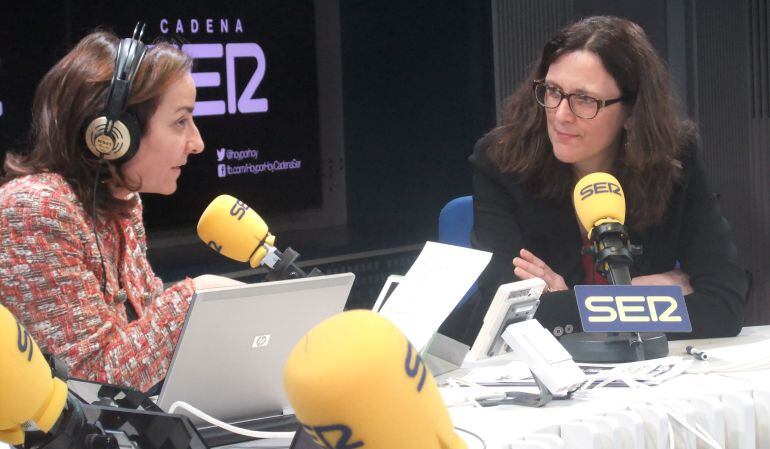 La comisaria europea de comercio, Cecilia Malmström, en los estudios de la Cadena Ser