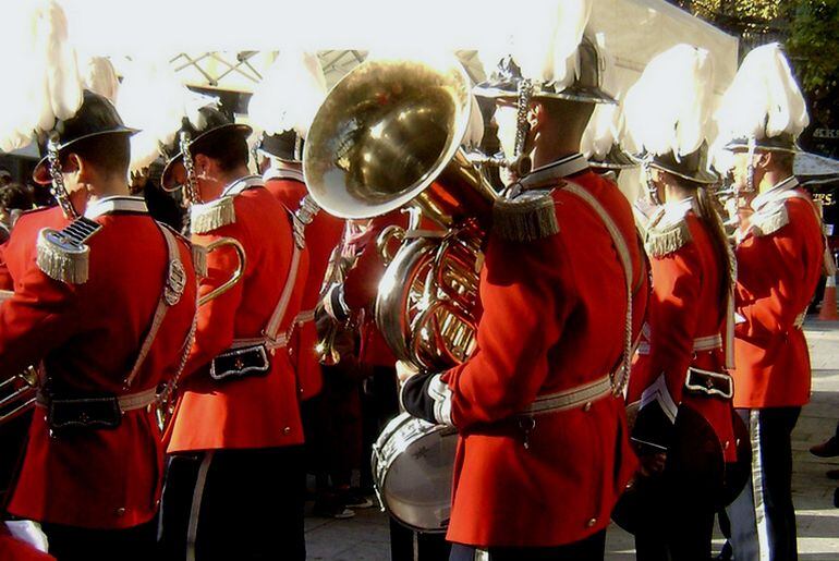 La banda de la Guàrdia Urbana de Barcelona, amb uniforme de gala, en una actuació al carrer
