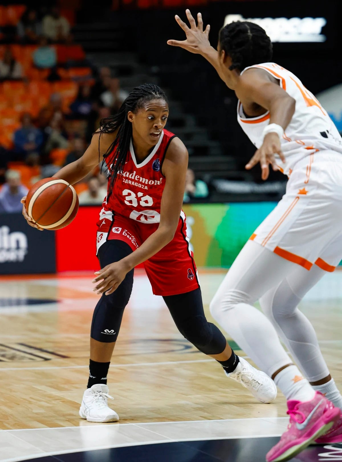 Mawuli, en una acción del partido de la Euroliga ante el Valencia Basket en La Fonteta