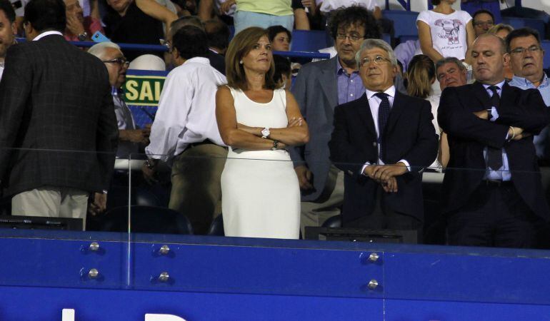 Victoria Pavón, en el palco de Butarque, junto al presidente del C. Atlético de Madrid, Enrique Cerezo (2d)