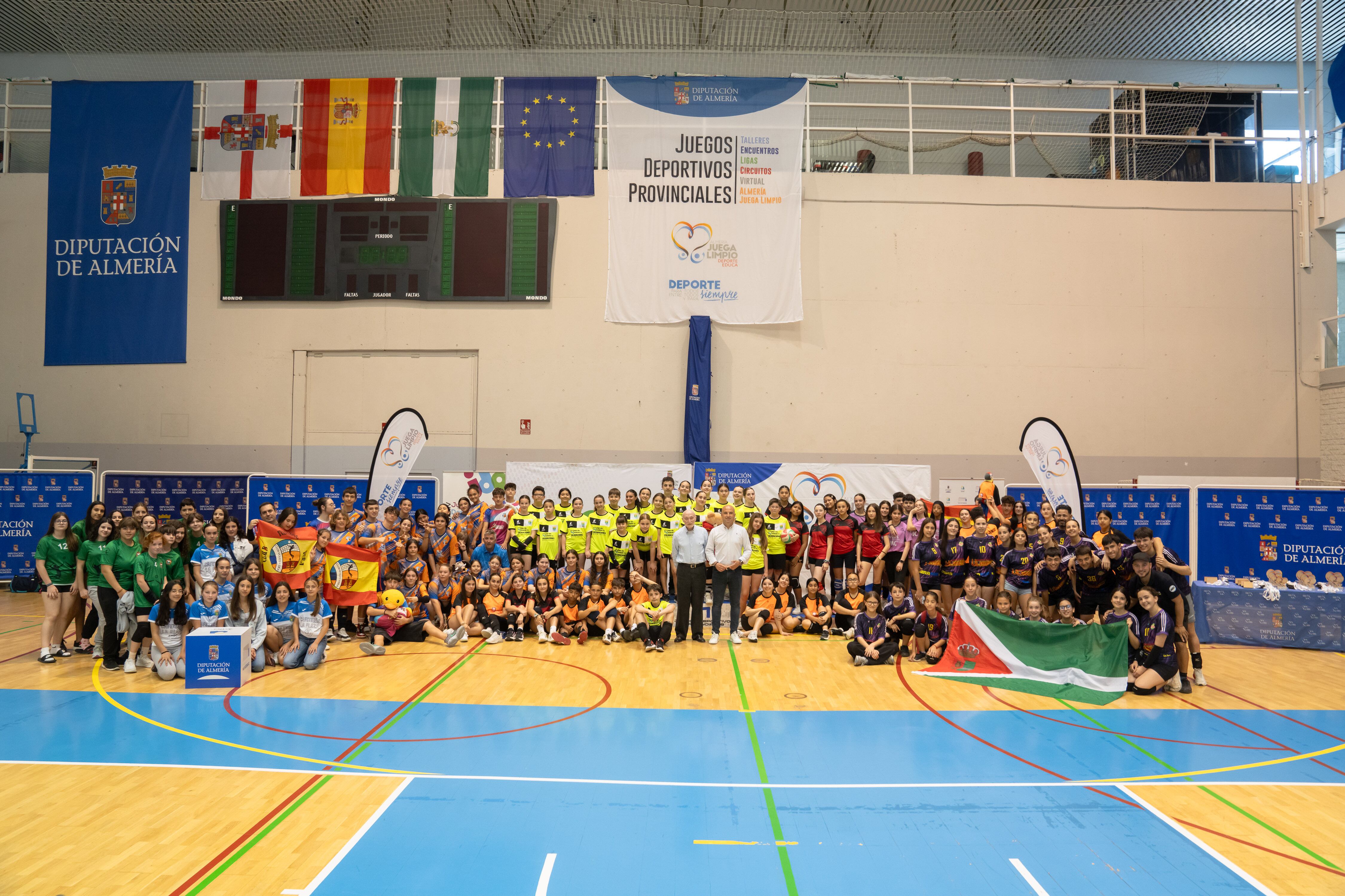 Foto de familia de la clausura la Liga Educativa de Promoción de Voleibol.
