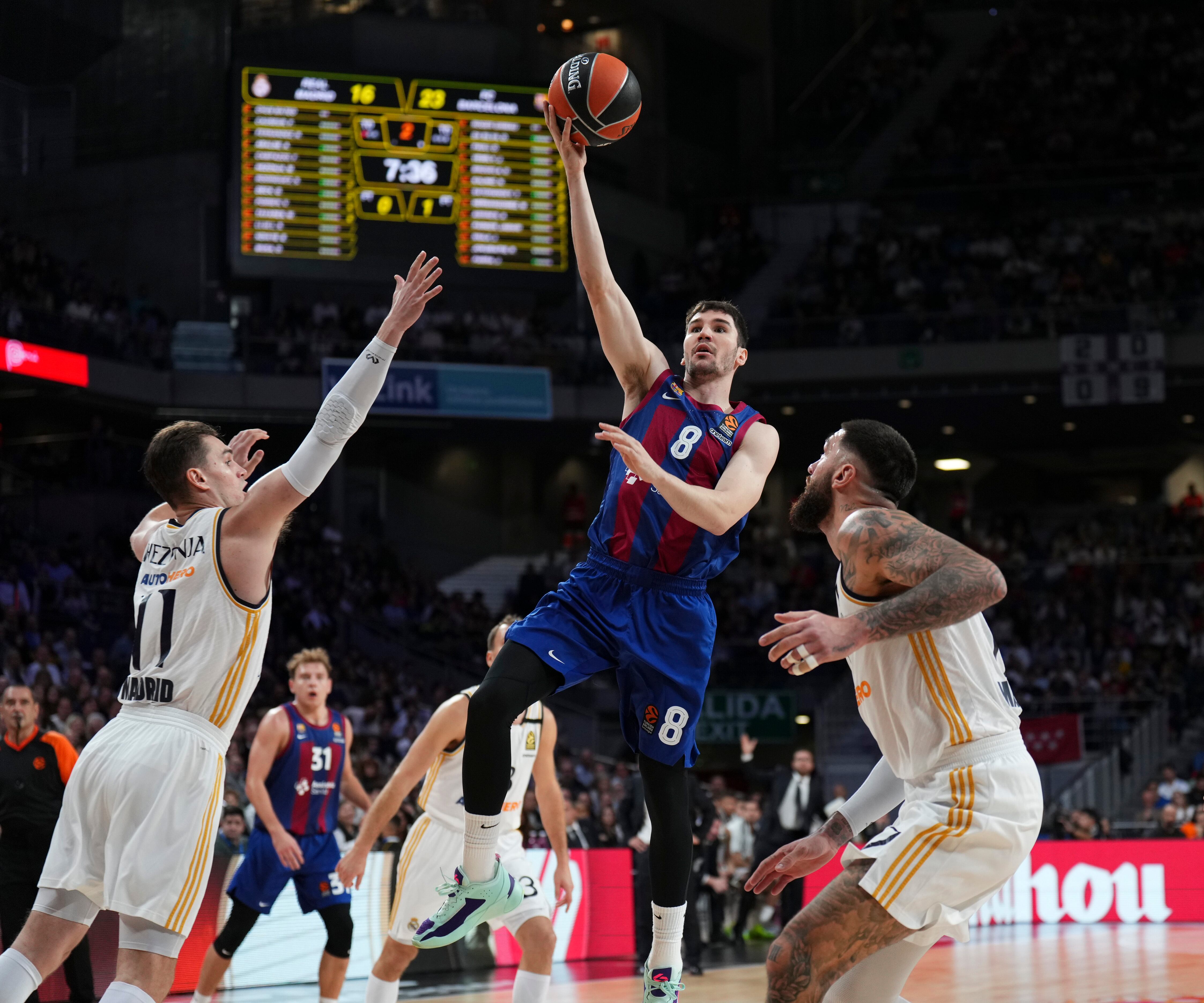 Brizuela entra a canasta durante un Real Madrid - Barça de la Euroliga, esta temporada.