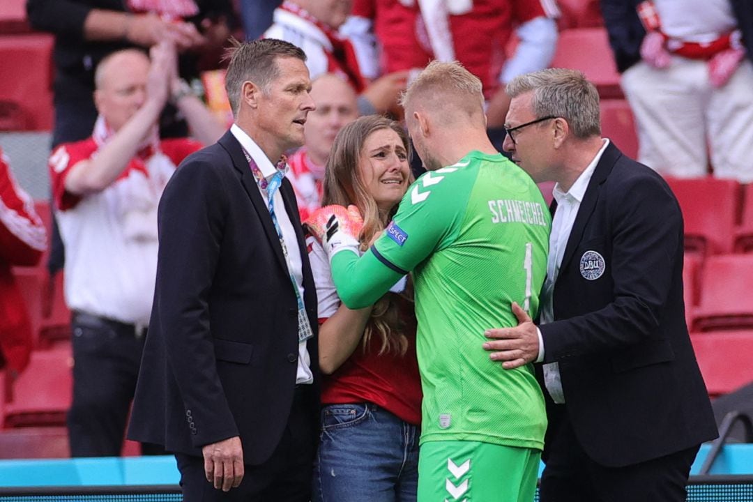 Kasper Schmeichel consuela a Sabrina Kvist, pareja de Christian Eriksen