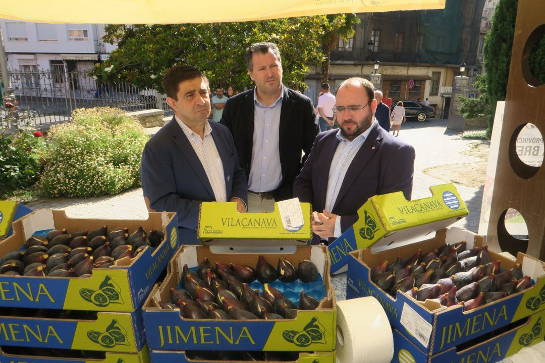 Alcalde, diputado y alcalde, de izquierda a derecha, ante el stand instalado en el Patio de la Diputación Provincial