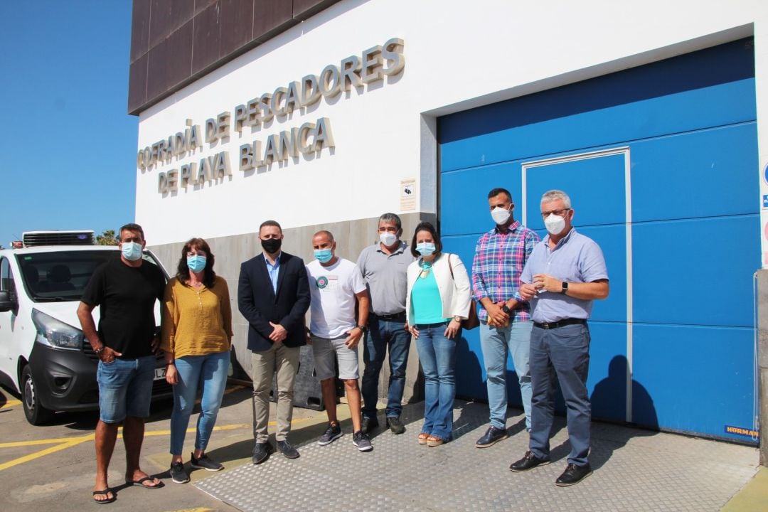 El alcalde de Yaiza, Óscar Noda, y el primer teniente de alcalde, Ángel Domínguez, con los representantes de las cofradías de pescadores.