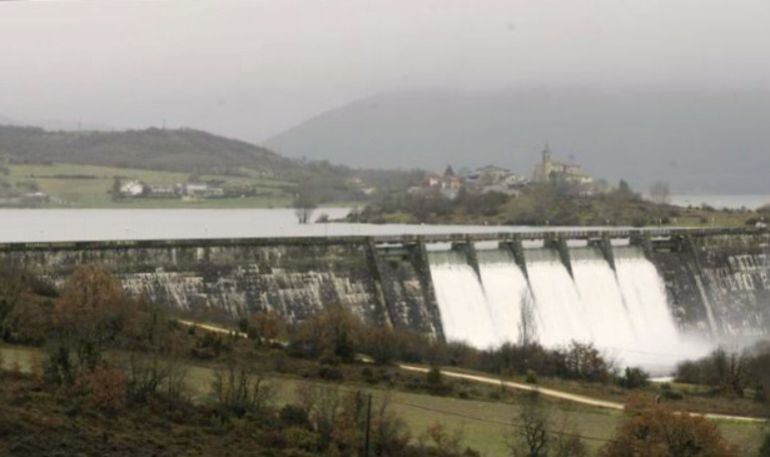 Varias compuertas de la presa de Ullibarri permanecen abiertas