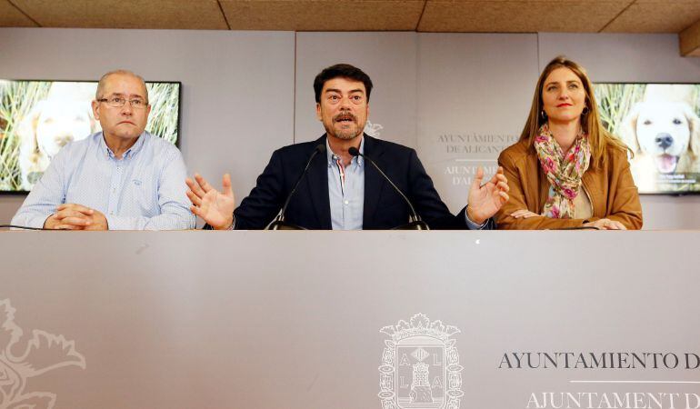 El portavoz del PP en el Ayuntamiento de Alicante, Luis Barcala (c), junto a sus compañeros de partido en el ayuntamiento, José Ramón González y Mari Carmen de España, durante la rueda de prensa por el procesamiento del alcalde.